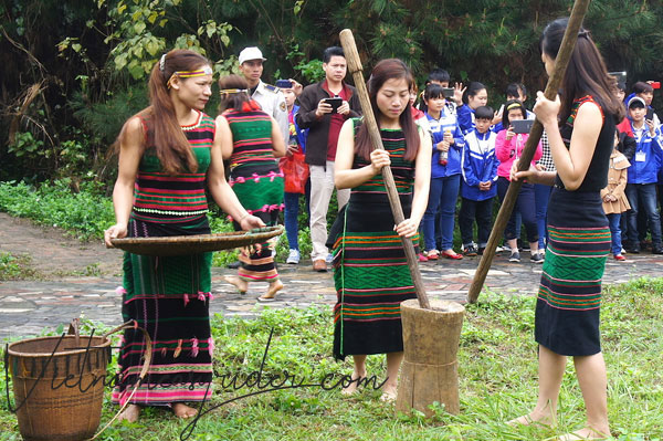 women Mnong costumes